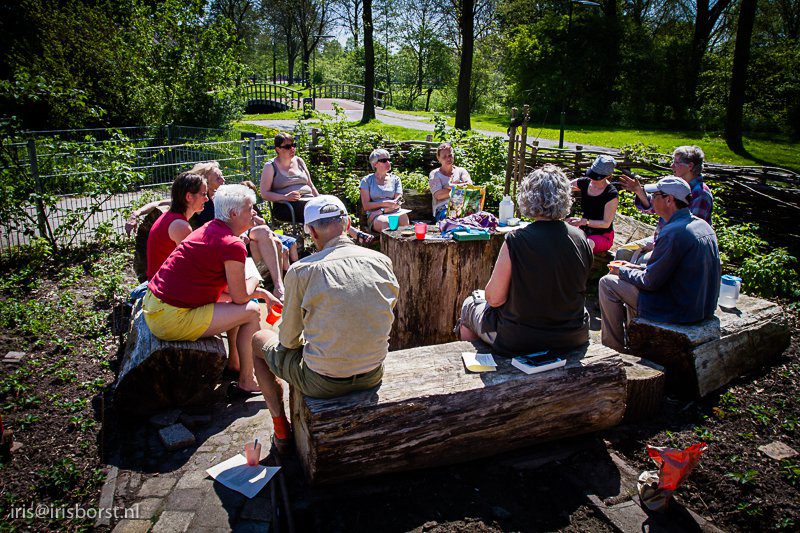 Zomerse tuinwerkochtend